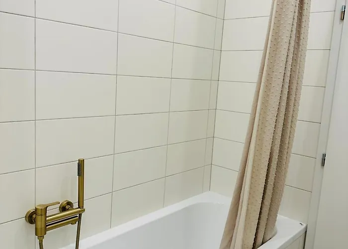 Cozy And Unique Near Train Station Apartment