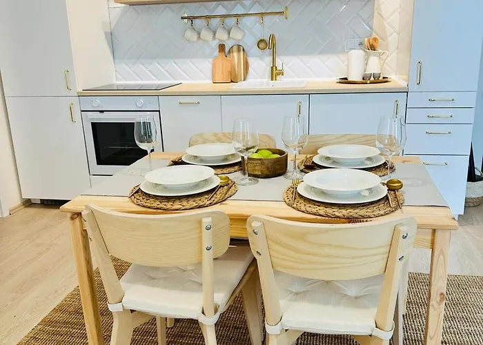 Cozy And Unique Near Train Station Apartment *