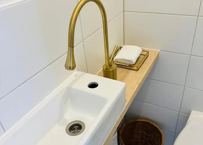 Cozy And Unique Near Train Station Apartment