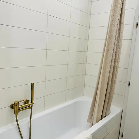 Cozy And Unique Near Train Station Apartmán