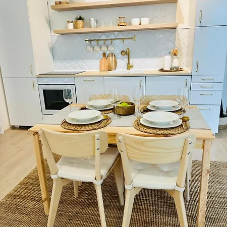 Cozy And Unique Near Train Station Apartmán *